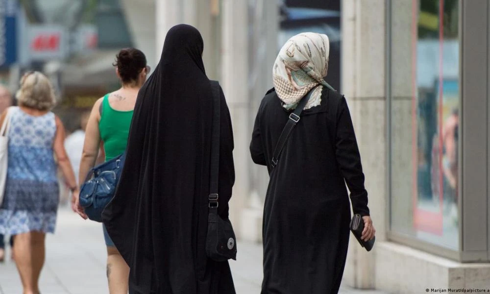 Η Γαλλία μηνύει μουσουλμάνα έφηβη που αρνήθηκε να βγάλει μαντήλα – Αποχώρησε ο Λυκειάρχης «για λόγους ασφάλειας»